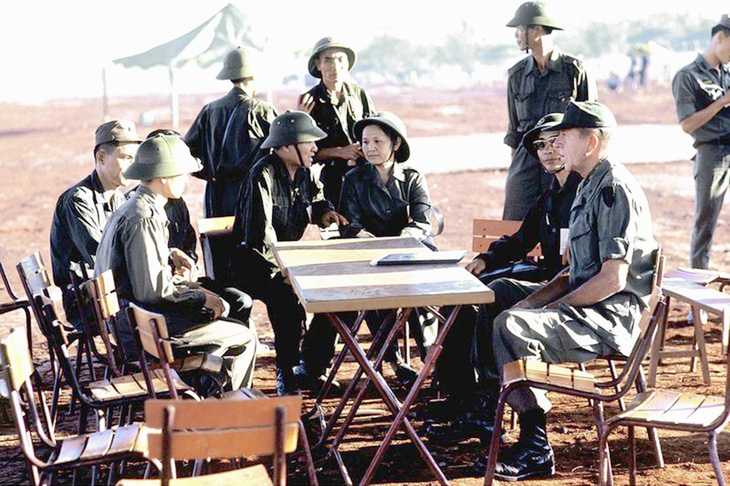 Các sĩ quan quân đội Chính phủ CMLTCHMNVN thảo luận với sĩ quan Mỹ về vấn đề trao đổi tù binh ở sân bay Lộc Ninh tháng 2-1973 - Ảnh tư liệu