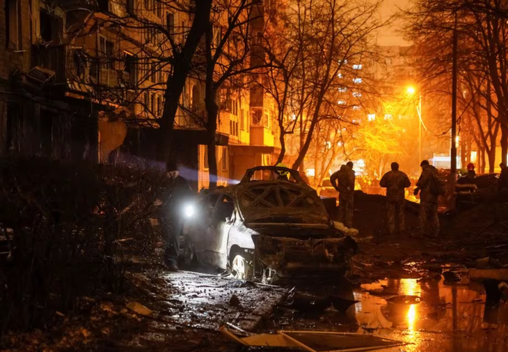 Một tòa nhà bị hư hại trong một vụ Nga tấn công tên lửa vào thủ đô Kiev, Ukraine ngày 13-12 - Ảnh: REUTERS