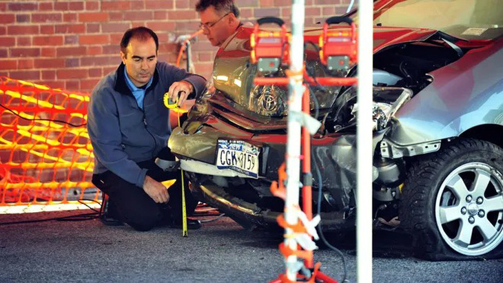 Toyota tăng tốc lỗi - Vào tháng 8-2009, một gia đình 4 người tại Mỹ thiệt mạng vì tai nạn do xe Lexus bị kẹt chân ga vào thảm trải sàn. Toàn bộ sự việc được ghi nhận khi người lái gọi 911 cứu hộ. Tới tháng 11 cùng năm, số người dùng phản ánh lỗi xe Toyota tăng tốc bất thường bùng nổ - Ảnh: USA Today
