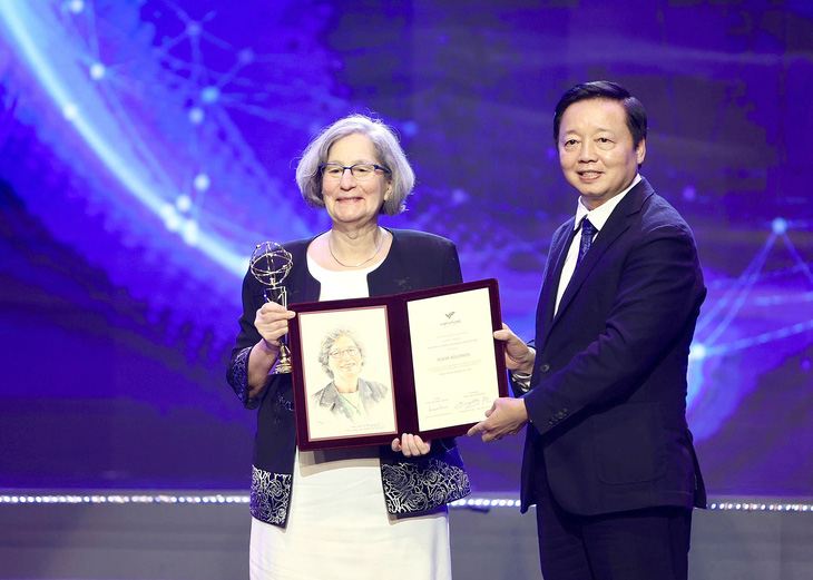 Phó thủ tướng Trần Hồng Hà trao giải đặc biệt VinFuture 2023 dành cho nhà khoa học nữ cho GS Susan Solomon (Mỹ) - Ảnh: NGUYỄN KHÁNH