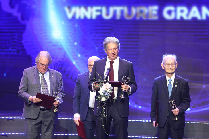 Tối 20-12 tại Hà Nội, Giải thưởng chính VinFuture trị giá 3 triệu USD được trao cho bốn nhà khoa học phát minh đột phá kiến tạo nền tảng bền vững cho năng lượng xanh thông qua việc sản xuất bằng pin mặt trời và lưu trữ bằng pin lithium-ion - Ảnh: NGUYỄN KHÁNH