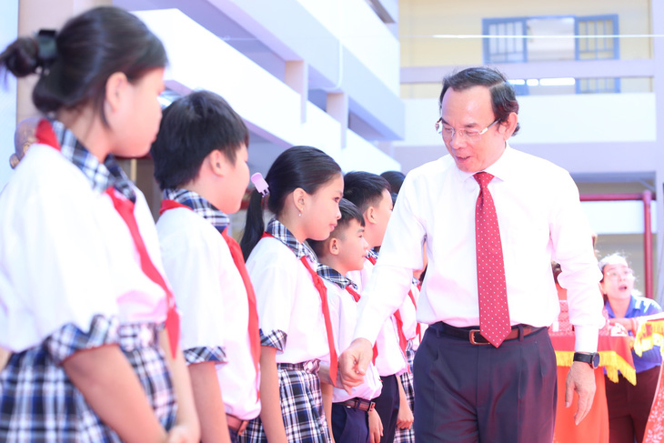 Bí thư Thành ủy TP.HCM Nguyễn Văn Nên trao quà cho học sinh Trường THCS Nguyễn Thị Bé - Ảnh: N.T