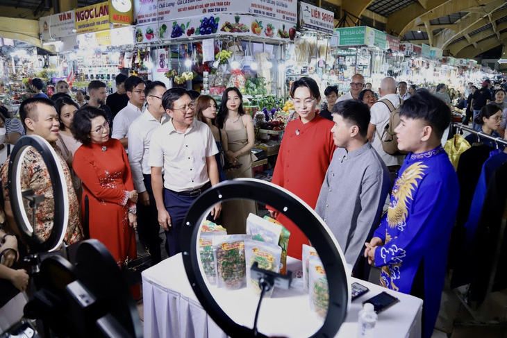 Livestream bán hàng tại chợ Bến Thành - Ảnh: P.QUYÊN