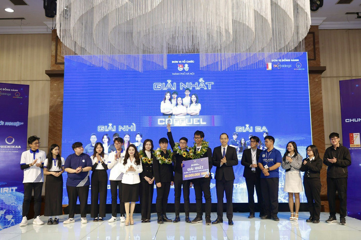 Sinh viên Đại học Bách khoa Hà Nội giành giải nhất cuộc thi Bệ phóng khởi nghiệp lần thứ nhất - Ảnh: Bảo Anh