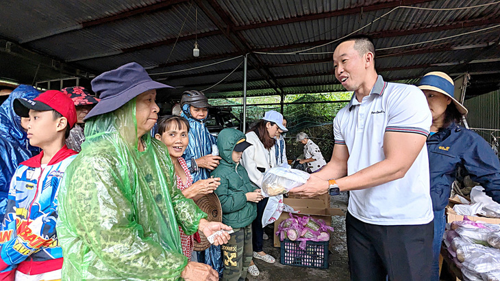 Thượng úy Trương Văn Tài (cán bộ phòng hậu cần Bộ chỉ huy Quân sự tỉnh Thừa Thiên Huế) bán cơm từ thiện cho bà con nghèo - Ảnh: NHẬT LINH