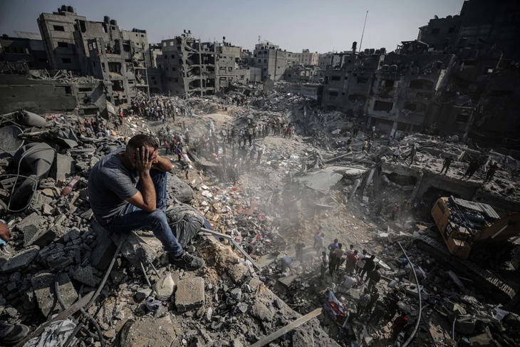 Một người đàn ông ngồi trên đống đổ nát ở Gaza khi những người Palestine tiến hành tìm kiếm và cứu hộ tại trại tị nạn Jabalya ở thành phố Gaza, ảnh chụp vào tháng 11 - Ảnh: CNN/GETTY IMAGES