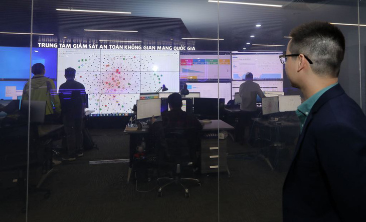 Trung tâm Giám sát an toàn không gian mạng quốc gia cảnh báo các cuộc tấn công mã độc tống tiền nhắm đến Việt Nam đang gia tăng. Trong ảnh: tại Trung tâm Giám sát an toàn không gian mạng - Ảnh: VIỆT DŨNG