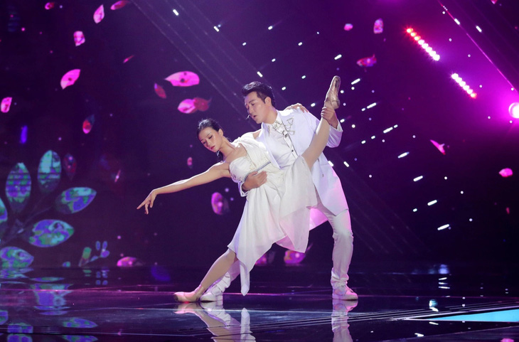 Nguyễn Phi Hùng duy trì tập múa mỗi ngày nên có màn kết hợp vũ đạo ấn tượng - Ảnh: NVCC
