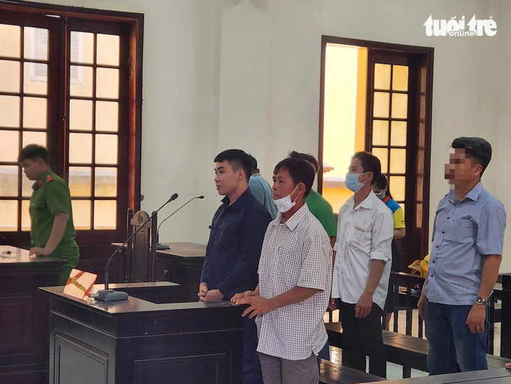 Hai cha con ông Huỳnh Văn Thanh (hàng đầu) tại tòa - Ảnh: ĐAN THUẦN