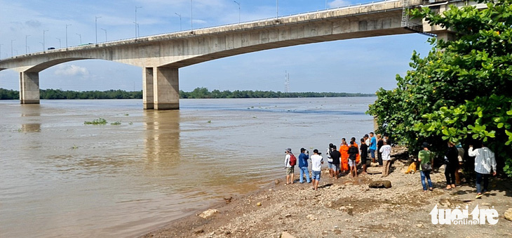 Cầu Hàm Luông, nơi xảy ra vụ tông xe khiến chị Thạch Thị Hà (quê Trà Vinh) rơi xuống sông Hàm Luông mất tích. Trong ảnh: Người nhà đang tìm thi thể chị Hà - Ảnh: MẬU TRƯỜNG