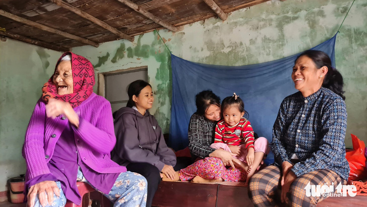 Bà con hàng xóm đến chúc mừng gia đình Phan Thị Ca, khi mẹ bé đã khỏe mạnh trở về sau khi được các bác sĩ Bệnh viện Bình Định chữa trị - Ảnh: LÂM THIÊN