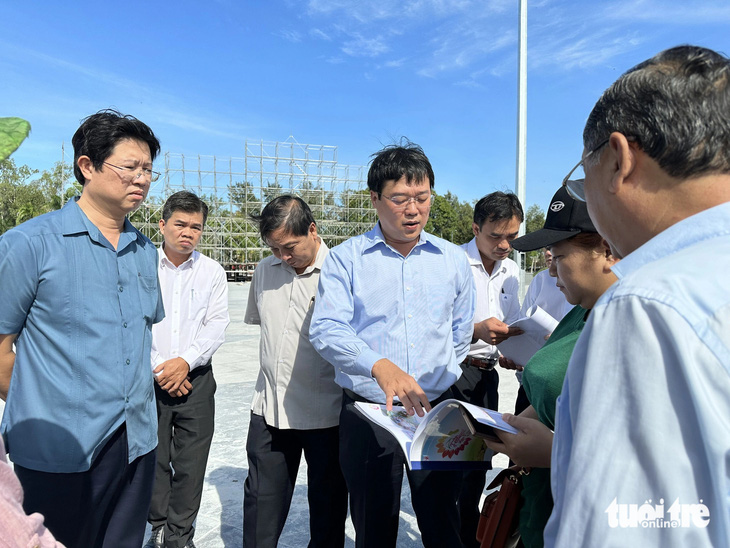 Bí thư Tỉnh ủy Đồng Tháp Lê Quốc Phong (thứ 4 từ trái qua) yêu cầu khẩn trương hoàn thiện công trình quảng trường TP Sa Đéc trước thềm khai mạc Festival - Ảnh: ĐẶNG TUYẾT