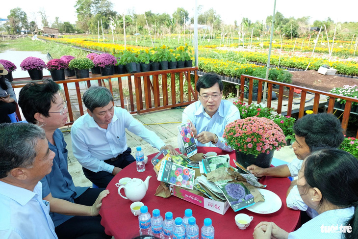 Đoàn công tác tỉnh Đồng Tháp đến thăm hỏi tình hình sản xuất hoa của nông dân phường An Hòa - Ảnh: ĐẶNG TUYẾT