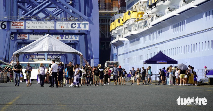 Khách quốc tế theo tàu du lịch hạng sang cập cảng ở Bà Rịa - Vũng Tàu cuối năm 2023 - Ảnh: Đ.H