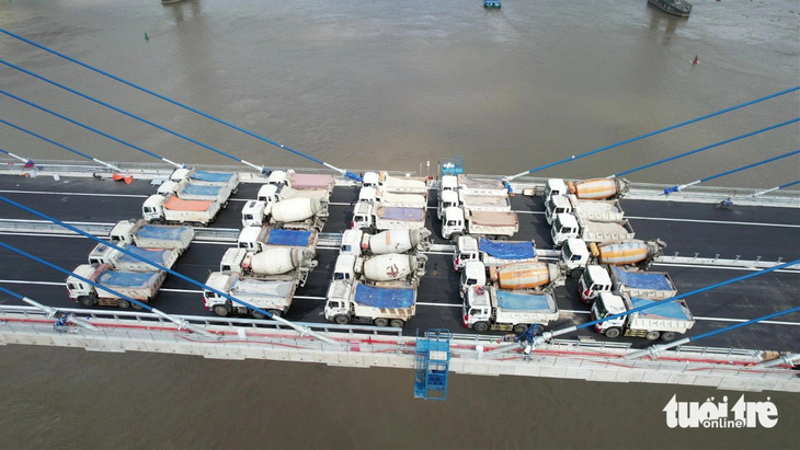 Cầu Mỹ Thuận 2 dự kiến thông xe vào ngày 24-12. Hàng chục chiếc xe tải, xe bồn với tổng trọng tải lên đến hàng trăm tấn được điều động lên cầu Mỹ Thuận 2 để thử tải