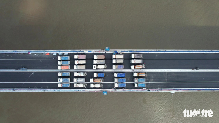 Cầu Mỹ Thuận 2 và dàn xe dùng để thử tải nhìn từ trên cao