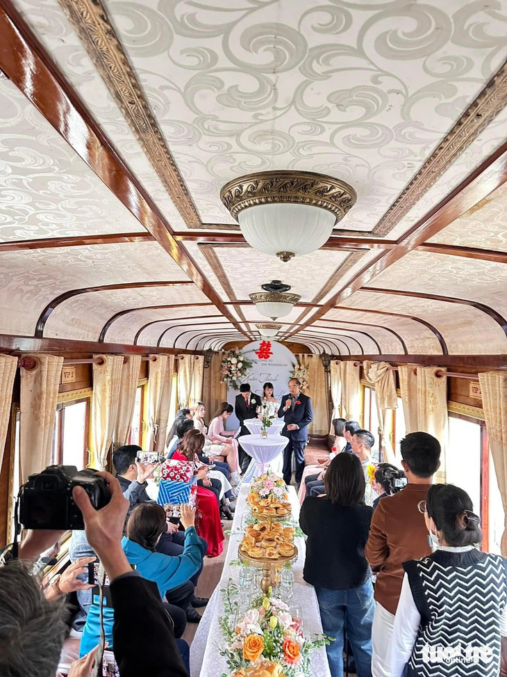 Tiệc cưới trên tàu cổ Đà Lạt - Ảnh: LÊ ANH TUẤN