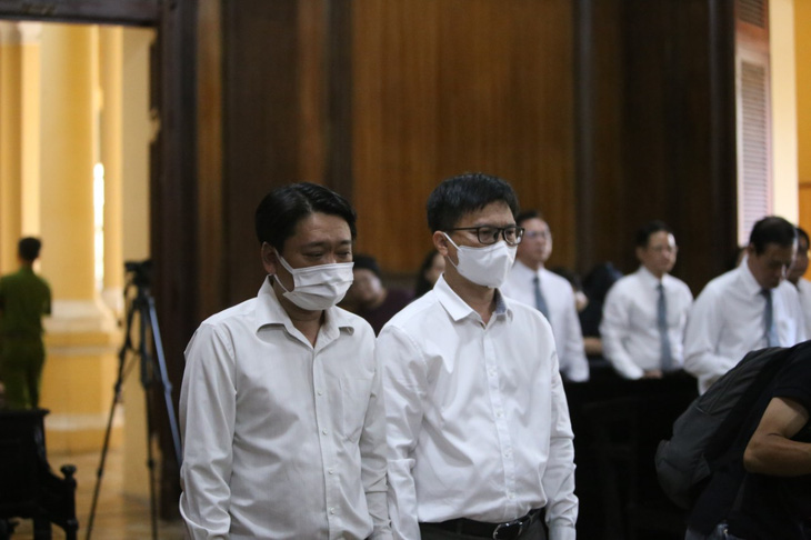 Bị cáo Nguyễn Văn Tùng (bìa phải) và bị cáo Nguyễn Quốc Tuấn tại tòa - Ảnh: T.M.