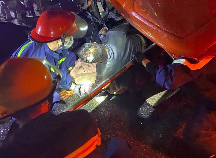 Lực lượng cảnh sát cứu tài xế ra khỏi ca bin sau vụ tai nạn - Ảnh: H.A.