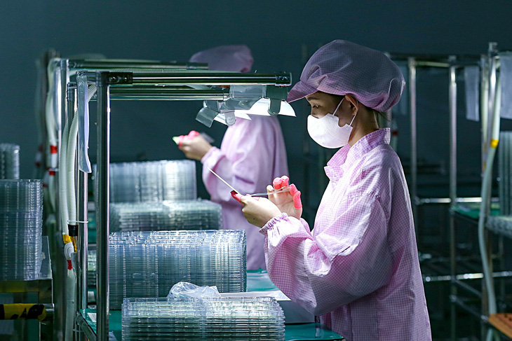 Công nhân kiểm tra linh kiện dùng cho thiết bị thông minh tại Công ty TNHH Biel Crystal (Trung Quốc) ở Khu công nghiệp VSIP Bắc Ninh - Ảnh: HÀ QUÂN