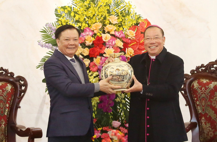 Bí thư Thành ủy Hà Nội Đinh Tiến Dũng tặng quà chúc mừng Tổng giám mục Tổng giáo phận Hà Nội Giuse Vũ Văn Thiên - Ảnh: NGUYỄN THÀNH