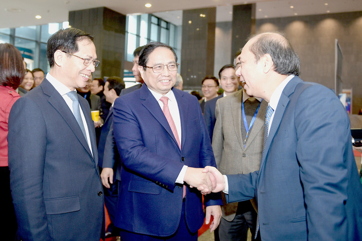 Thủ tướng bắt tay và nói chuyện với đại sứ Việt Nam tại Mỹ Nguyễn Quốc Dũng bên lề phiên họp ngoại giao kinh tế sáng 21-12 ở Hà Nội - Ảnh: NAM TRẦN