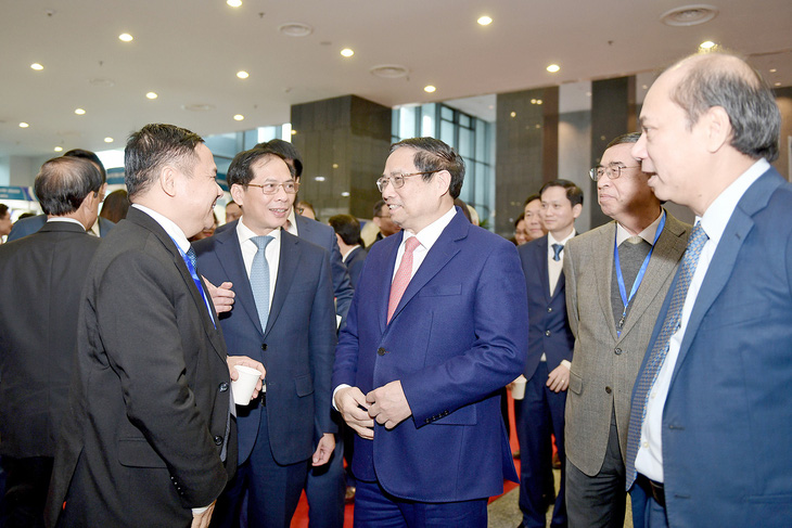 Thủ tướng Phạm Minh Chính và các đại biểu bên lề phiên họp ngoại giao kinh tế do Bộ Ngoại giao tổ chức sáng 21-12 - Ảnh: NAM TRẦN