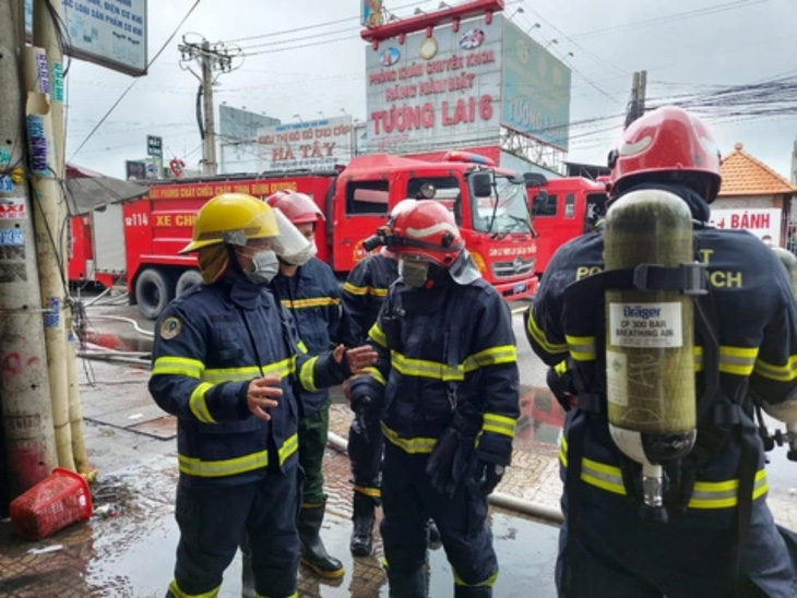 Cảnh sát cứu hộ cứu nạn tại hiện trường vụ cháy quán karaoke An Phú - Ảnh: C.A.