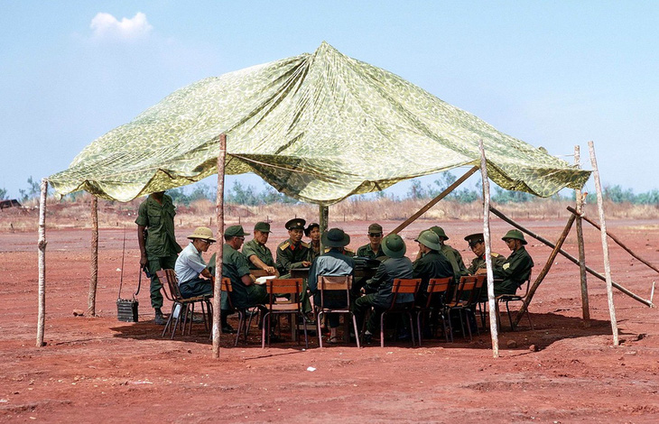 Lán trại chỉ huy họp bàn tại chỗ về việc trao đổi tù binh ở sân bay Lộc Ninh - Ảnh: Flickr