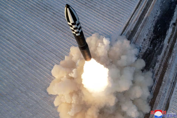 Tên lửa đạn đạo liên lục địa Hwasong-18 mà Triều Tiên vừa phóng thử ngày 18-12 - Ảnh: REUTERS
