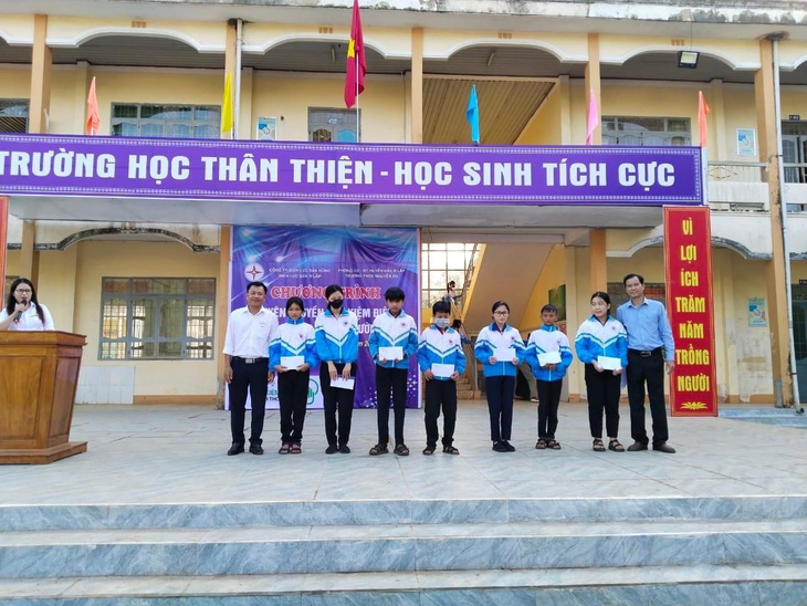 Để khích lễ học sinh tiết kiệm, an toàn điện PC Đắk Nông đã trao nhiều phần quà cho các em suất sắc, có hoàn cảnh khó khăn - Ảnh: VIÊN NGUYỄN