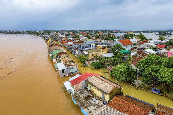Toàn cảnh phố cổ Bao Vinh (TP Huế) mùa lụt nhìn từ trên cao - Ảnh: NGUYỄN T.A PHONG