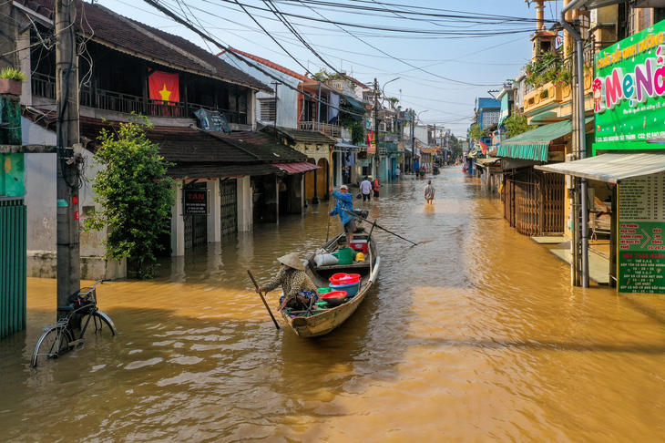 Phố cổ Bao Vinh (TP Huế) chìm trong nước lụt sông Hương hồi tháng 11 vừa qua - Ảnh: NGUYỄN T.A PHONG