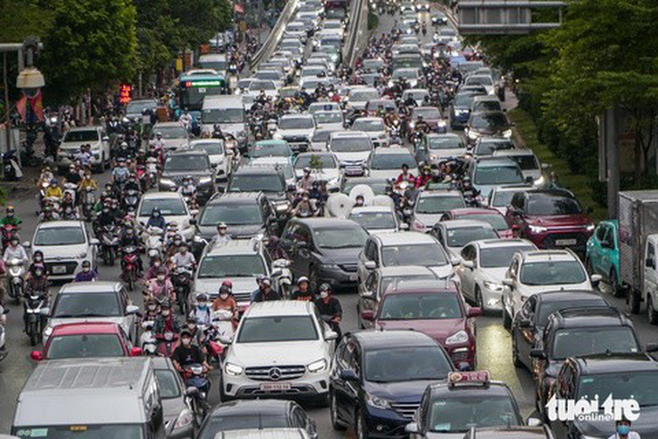 Một loạt tỉnh đề nghị thu phí khí thải với phương tiện giao thông (ảnh chụp ùn tắc giao thông ở Hà Nội) - Ảnh: PHẠM TUẤN