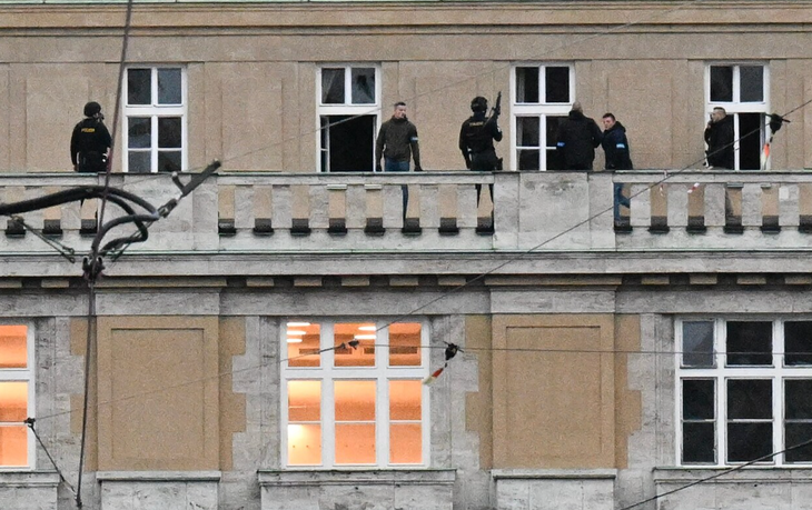 Cảnh sát Czech có mặt tại Đại học Charles ở Prague - Ảnh: TELEGRAPH