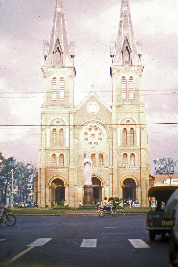 Nhà thờ Đức Bà năm 1969. Ảnh: George Lane