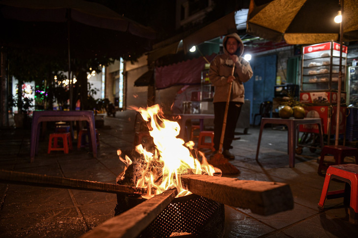 Để tránh rét buốt, người dân Hà Nội đốt lửa sưởi ấm - Ảnh: NAM TRẦN