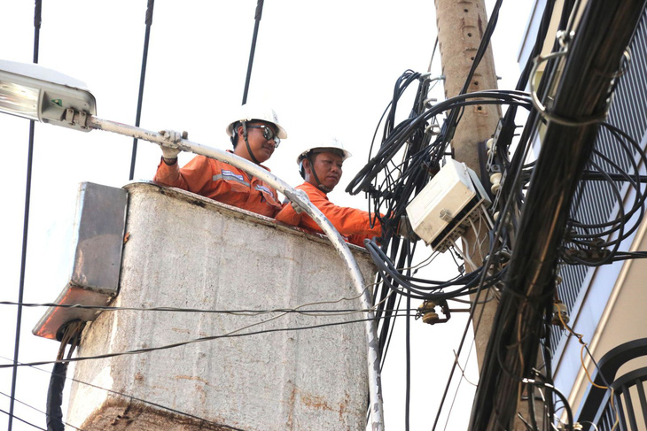 Công ty Điện lực Tân Bình thực hiện bảo trì lưới điện hạ thế
