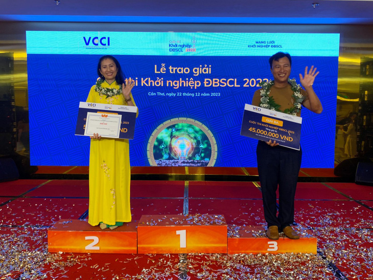 Huỳnh Thị Thy Thy (bên trái) đạt giải cao nhất Cuộc thi khởi nghiệp Đồng bằng sông Cửu Long 2023 diễn ra chiều 22-12 - Ảnh: NGỌC BÍCH