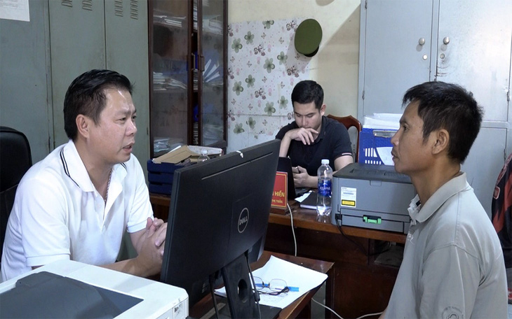 Thượng tá Phạm Trung Hiếu (bìa trái), thủ trưởng Cơ quan cảnh sát điều tra Công an huyện Nhơn Trạch, lấy lời khai đối với một nghi can trong vụ án - Ảnh: Công an cung cấp