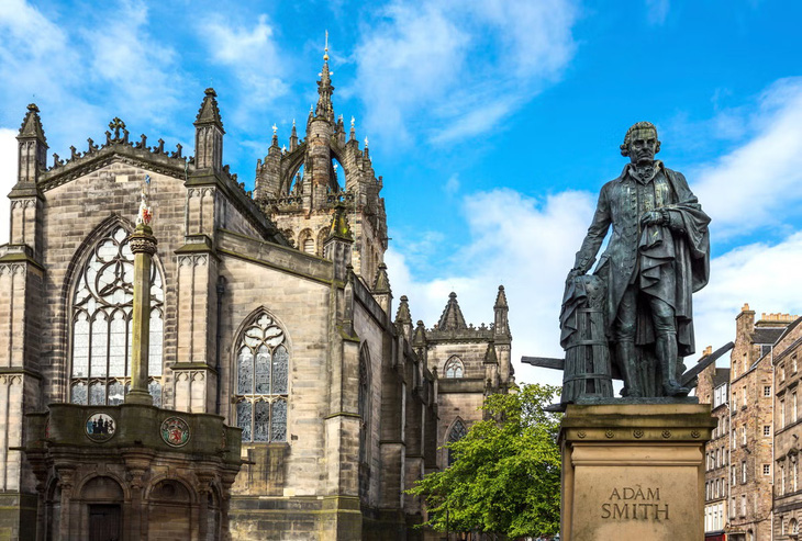 Tượng Adam Smith ở Edinburgh, Scotland. Ảnh: The Independent