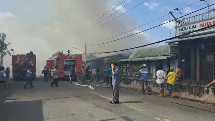 Cháy liên tục 1 giờ ở Tiền Giang, 5 căn nhà bị thiêu rụi, 2 căn bị cháy sém