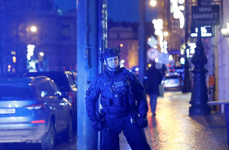 Cảnh sát phong tỏa khu vực sau khi xảy ra vụ xả súng tại Đại học Charles ở Prague, Cộng hòa Czech, tối 21-12-2023 - Ảnh: REUTERS