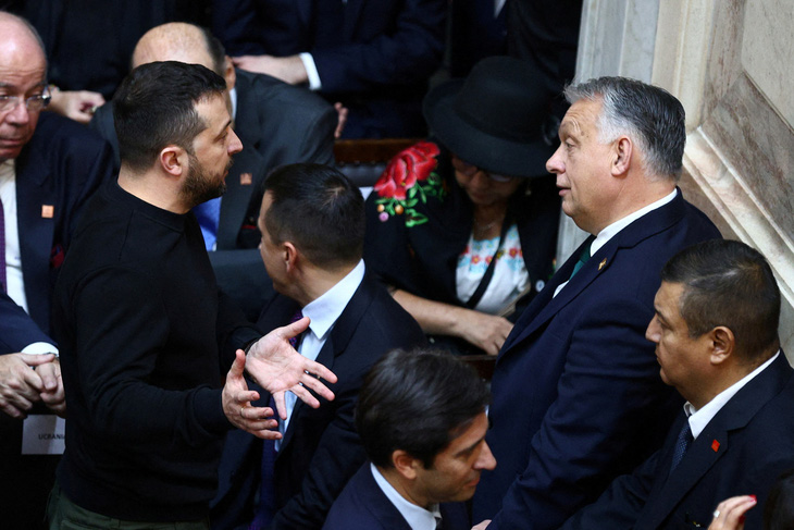 Tổng thống Ukraine Zelensky (trái) và Thủ tướng Hungary Orban tại cuộc trao đổi ngắn ở Buenos Aires (Argentina) ngày 10-12, nhân sự kiện nhậm chức của tân Tổng thống Argentina Javier Milei - Ảnh: REUTERS