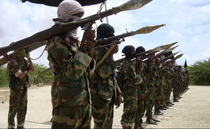 Binh sĩ thuộc lực lượng al-Shabaab - Ảnh: REUTERS