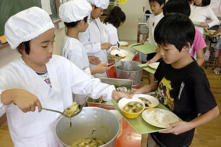Học sinh ăn bữa trưa tại Nhật - Ảnh: AP