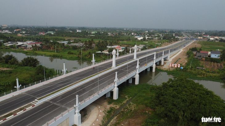 Cầu Bảo Định, một phần của dự án đường vành đai Tân An - Ảnh: SƠN LÂM