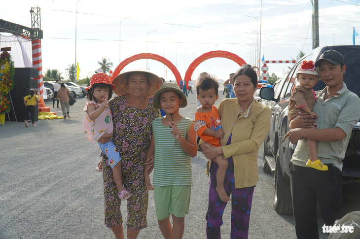 Người dân TP Tân An, tỉnh Long An phấn khởi vì có thêm con đường mới - Ảnh: MẬU TRƯỜNG
