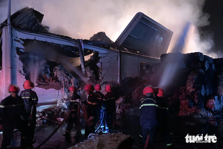 Cảnh sát PCCC phun nước dập đám cháy kho chứa sợi bông ở huyện Châu Đức, tỉnh Bà Rịa - Vũng Tàu - Ảnh: THÁI BÌNH