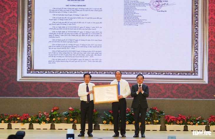 Lãnh đạo Kiên Giang nhận quyết định quy hoạch tỉnh Kiên Giang thời kỳ 2021-2030, tầm nhìn đến năm 2050 - Ảnh: CHÍ CÔNG